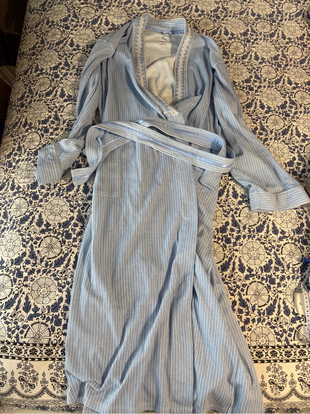 EUC Aria Light Blue Striped Women's Robe with Belt size small clean beauty
